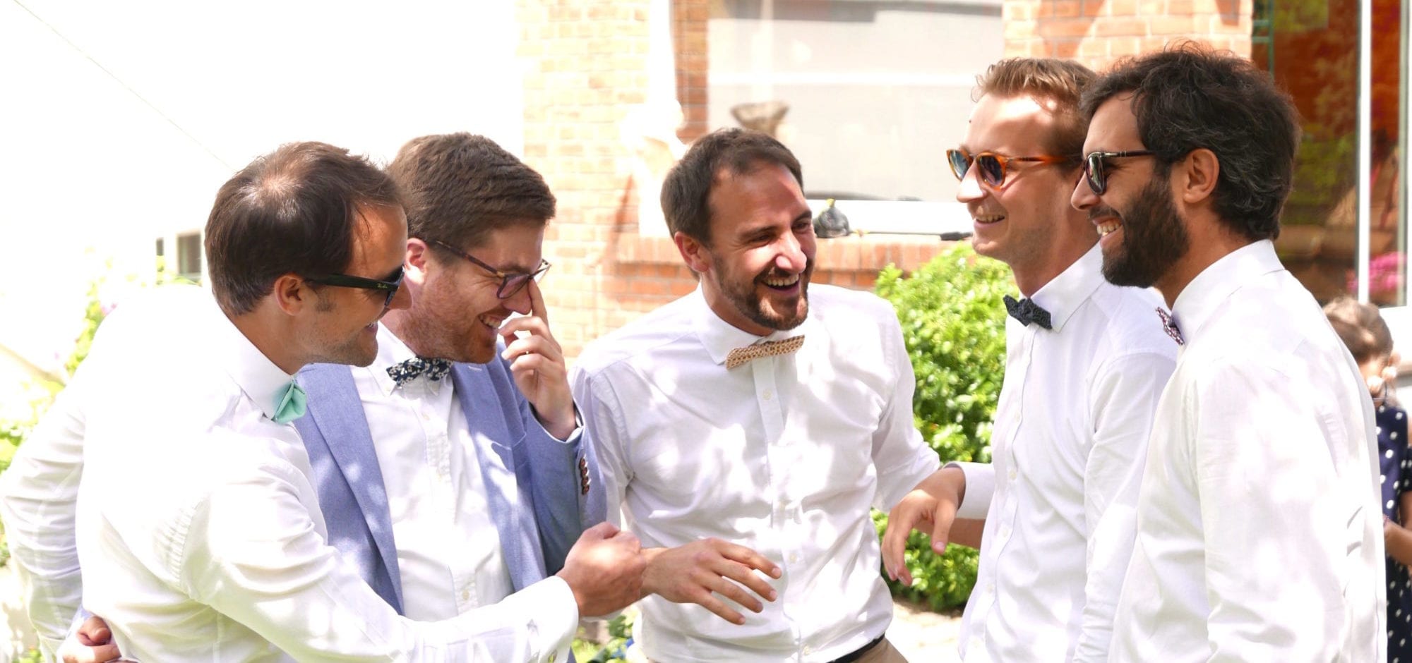 5 amis en noeud papillon en été pour mariages